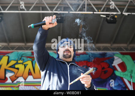 Louis' B-Real" Freese, der Latino-American hip hop band Cypress Hill raucht eine gemeinsame Bühne während der Durchführung während der umstrittenen 25. jährlichen 4/20 Protest am Sunset Beach in Vancouver, British Columbia am 20. April 2019. Rund 100.000 Menschen kamen zu der Veranstaltung mit der Überschrift von Cypress Hill. Foto von Heinz Ruckemann/UPI Stockfoto