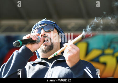 Louis' B-Real" Freese, der Latino-American hip hop band Cypress Hill raucht eine gemeinsame Bühne während der Durchführung während der umstrittenen 25. jährlichen 4/20 Protest am Sunset Beach in Vancouver, British Columbia am 20. April 2019. Rund 100.000 Menschen kamen zu der Veranstaltung mit der Überschrift von Cypress Hill. Foto von Heinz Ruckemann/UPI Stockfoto