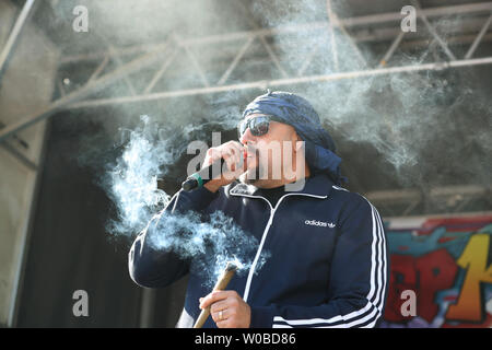 Louis' B-Real" Freese, der Latino-American hip hop band Cypress Hill raucht eine gemeinsame Bühne während der Durchführung während der umstrittenen 25. jährlichen 4/20 Protest am Sunset Beach in Vancouver, British Columbia am 20. April 2019. Rund 100.000 Menschen kamen zu der Veranstaltung mit der Überschrift von Cypress Hill. Foto von Heinz Ruckemann/UPI Stockfoto