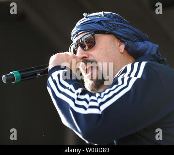 Louis' B-Real" Freese, der Latino-American hip hop band Cypress Hill führt während der umstrittenen 25. jährlichen 4/20 Protest am Sunset Beach in Vancouver, British Columbia am 20. April 2019. Rund 100.000 Menschen kamen zu der Veranstaltung mit der Überschrift von Cypress Hill. Foto von Heinz Ruckemann/UPI Stockfoto