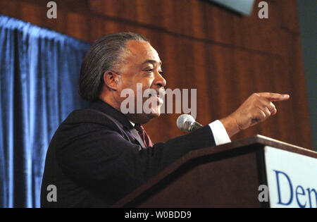 Der Reverend Al Sharpton macht einen Punkt in seiner Rede an die Demokratische Partei von Virginia's jährliche Jefferson Jackson Tag Gala am Samstag, 7. Februar 2004, im Convention Center in Richmond, Virginia. (UPI Foto/David Allio) Stockfoto