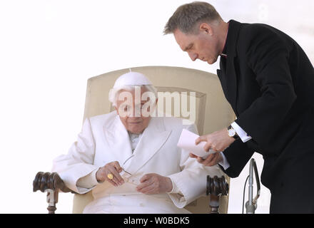 Privatsekretär Prälat Georg Gaenswein verleiht mit Papst Benedikt XVI. bei seiner wöchentlichen Generalaudienz auf dem Petersplatz im Vatikan, am 7. März 2012. UPI/Stefano Spaziani Stockfoto