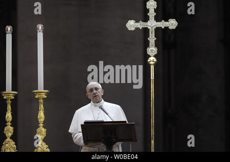 Papst Francis betet Gebetsvigil auf dem Petersplatz im Vatikan am 7. September 2013. Der Papst hat sich für ein globales Tag des Fastens und des Gebets für den Frieden in Syrien und gegen eine bewaffnete Intervention genannt. UPI/Stefano Spaziani Stockfoto