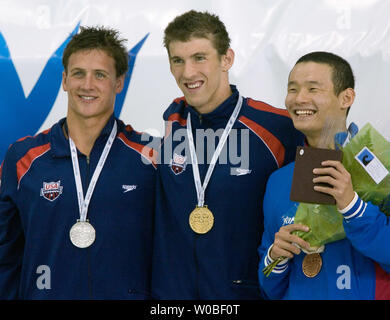 Auf dem Podium von links, Ryan Lochte, USA, Silber, Michael Phelps, USA, Gold und Ken Takakuwa, JPN, Bronze bei den Herren 200 m individuelle Medley schwimmen Finale der 2006 Pan Pacific Championships in Saanich, Victoria, British Columbia, 20. August 2006. (UPI Foto/Heinz Ruckemann) Stockfoto