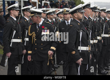 Prince Charles in Großbritannien tragen zum ersten Mal eine kanadische Marine Vice Admiral's Uniform der Gaurd der Ehre an Canadian Forces Base (CFB) Esquimalt in Victoria, British Columbia, 9. November 2009 überprüft. UPI/Heinz Ruckemann Stockfoto