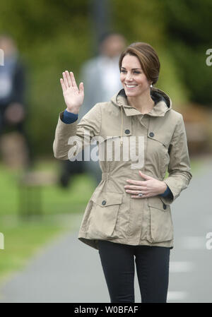 Prinz William's Frau Kate die Herzogin von Cambridge Wellen als Sie ankommt das Segel und Leben Ausbildung Gesellschaft (Salze) Tall Ship Pacific Grace im Victoria Harbour, Victoria, BC-Board in den letzten Tag des Royal Tour 2016 von British Columbia (BC) und der Yukon, 1. Oktober 2016. UPI/Heinz Ruckemann Stockfoto