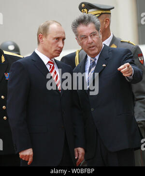 Bundespräsident Heinz Fischer (R) trifft sich der russische Präsident Wladimir Putin in der Hofburg in Wien am 23. Mai 2007. Putin kam in Österreich für einen Besuch auf die WTO-Verhandlungen, die vermutlich eine Frist die jüngsten Probleme zwischen Moskau und den anderen EU-Mitgliedern zu beweisen. (UPI Foto/Anatoli Zhdanov) Stockfoto
