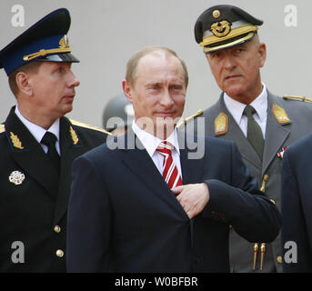 Der russische Präsident Wladimir Putin kommt für ein Treffen mit Bundespräsident Heinz Fischer in der Hofburg in Wien am 23. Mai 2007. Putin kam in Österreich für einen Besuch auf die WTO-Verhandlungen, die vermutlich eine Frist die jüngsten Probleme zwischen Moskau und den anderen EU-Mitgliedern zu beweisen. (UPI Foto/Anatoli Zhdanov) Stockfoto