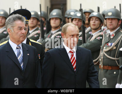 Bundespräsident Heinz Fischer (L) und der russische Präsident Wladimir Putin die Truppen vor ihrer Sitzung im historischen Hofburg in Wien am 23. Mai 2007. Putin kam in Österreich für einen Besuch auf die WTO-Verhandlungen, die vermutlich eine Frist die jüngsten Probleme zwischen Moskau und den anderen EU-Mitgliedern zu beweisen. (UPI Foto/Anatoli Zhdanov) Stockfoto