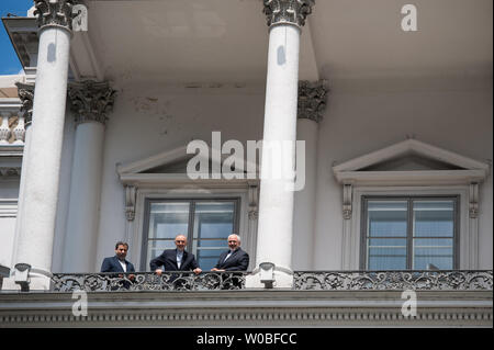 Der iranische Außenminister Javad Zarif (C), dem Leiter der iranischen Atomenergiebehörde Ali Akbar Salehi und Stellvertreter für Rechtliche und Internationale Angelegenheiten des Ministeriums für Auswärtige Angelegenheiten Abbas Araghchi (L) sind auf dem Balkon des Palais Coburg Hotel, wo der Iran in Wien am 10. Juli 2015 abgehalten werden. Foto von Ali Mohammadi/UPI Stockfoto