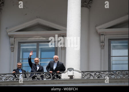 Der iranische Außenminister Javad Zarif (C), dem Leiter der iranischen Atomenergiebehörde Ali Akbar Salehi und Stellvertreter für Rechtliche und Internationale Angelegenheiten des Ministeriums für Auswärtige Angelegenheiten Abbas Araghchi (L) sind auf dem Balkon des Palais Coburg Hotel, wo der Iran in Wien am 10. Juli 2015 abgehalten werden. Foto von Ali Mohammadi/UPI Stockfoto