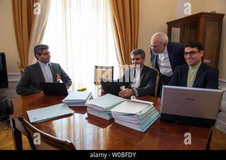 Der iranische Aussenminister Mohammad Javad Zarif (C) Bewertungen der nuklearen Verhandlung Dokumente, die die Coburger Palace Hotel in Wien, Österreich, am Samstag, den 11. Juli 2015. Zarif und US-Außenminister John Kerry haben fast jeden Tag in den vergangenen Wochen trafen die letzten Einzelheiten eines möglichen nuklearen Vereinbarung heraus zu bügeln. Foto von Ali Mohammadi/UPI Stockfoto