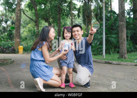 Glückliches junges Paar verbringt Zeit mit ihrer Tochter Stockfoto