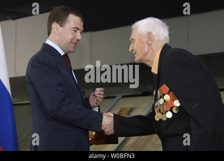 Der russische Präsident Dmitri Medwedew (L) schüttelt Hände mit dem Zweiten Weltkrieg veteran Grigori Koshelec an der Staatlichen Panoramablick auf das Museum der Schlacht von Stalingrad in der Stadt Wolgograd am 25. März 2010. UPI/Alex Natin. Stockfoto