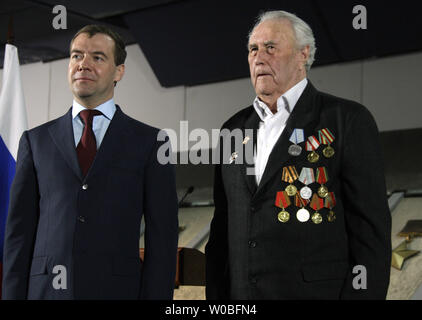 Der russische Präsident Dmitri Medwedew (L) stellt den Zweiten Weltkrieg veteran Grigori Koshelec an der Staatlichen Panoramablick auf das Museum der Schlacht von Stalingrad in der Stadt Wolgograd am 25. März 2010. UPI/Alex Natin. Stockfoto