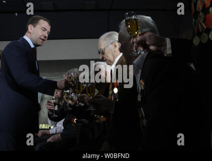 Der russische Präsident Dmitri Medwedew (L) taosts mit dem Zweiten Weltkrieg zwei Veteranen an der Staatlichen Panoramablick auf das Museum der Schlacht von Stalingrad in der Stadt Wolgograd am 25. März 2010. UPI/Alex Natin. Stockfoto