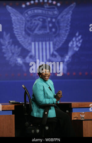 Debatte Moderatorin Gwen Ifill spricht mit dem Publikum vor dem vice-presidential Debatte zwischen republikanischen Vizepräsidentenkandidaten, Alaska reg. Sarah Palin und demokratischen Vizepräsidentenkandidaten Senator Joe Biden (D-DE) an der Washington University in St. Louis, Missouri, am 2. Oktober 2008. (UPI Foto/Brian Kersey) Stockfoto