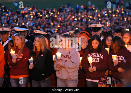 Virginia Tech, Lehrkräfte, Mitarbeiter und Mitglieder der Gemeinschaft beteiligen sich an ein Candlelight vigil in Erinnerung an die 33 Menschen, die am Tag zuvor in zwei Schießereien auf dem Campus in Blacksburg, Virginia gestorben, am 17. April 2007. Das Schießen ist die tödlichste auf einer Schule Campus in der Geschichte der USA. (UPI Foto/Roger L. Wollenberg) Stockfoto