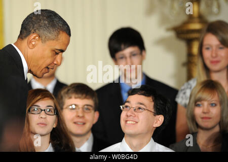 Us-Präsident Barack Obama begrüßt Studenten nach Bemerkungen zu den ersten weißen Haus Science Fair im Weißen Haus in Washington am 18. Oktober 2010. Obama begrüßte die Gewinner einer breiten Palette von High School Wissenschaft, Technologie und Mathematik Wettbewerbe zum Weißen Haus, wo er ihre Projekte gesehen und mit ihnen über ihre Arbeit gesprochen. UPI/Pat Benic Stockfoto