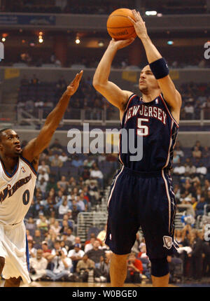 New Jersey Nets guard Jason Kidd Brände in 2 seines Spiels Höhe 30 Punkte in einem Spiel gegen die Washington Wizards an November 1, 2003, im MCI Center in Washington. Die New Jersey Nets besiegten die Washington Wizards 98 bis 85. (UPI/MARK GOLDMAN) Stockfoto