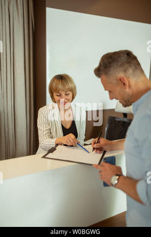 Administrator fragen Client in der persönlichen Info Formular auszufüllen. Stockfoto