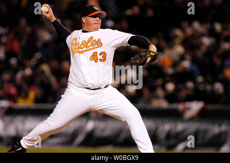 Die Baltimore Orioles Sidney Ponson Plätze gegen die Boston Red Sox. Ponson warf 5 und 2/3 Innings, drei markanten beim geben nur ein Lauf in einem Spiel der Orioles 7-2 am 4. April 2004 bei der Orioles Park at Camden Yards, Baltimore, Md (UPI Foto/Mark Goldman) Stockfoto