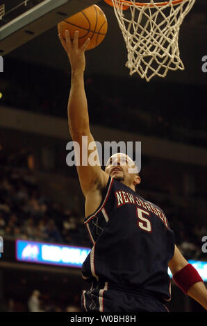 Jason Kidd von den New Jersey Nets Kerben zwei seiner 19 Punkte gegen die Washington Wizards in die Netze 112-88 Verlust zu den Assistenten am Mittwoch, den 4. Januar 2005 am MCI Center in Washington, D.C. (UPI Foto/Mark Goldman) Stockfoto