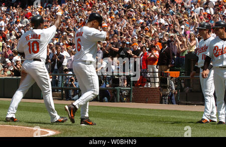 Miguel Tejada (10) von den Baltimore Orioles der Gast erkennt an, nachdem er einen Grand Slam home run im zweiten Inning gegen Kevin Brown von der New York Yankees am 17. April 2005. Die tejada Home Run zählte Melvin Mora (6) Brian Roberts und David Newhan (11) in einem Spiel der Orioles 8-4 zu Orioles Park at Camden Yards, Baltimore, Md (UPI Foto/Mark Goldman) Stockfoto