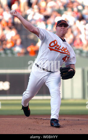 Sidney Ponson der Baltimore Orioles Plätze im ersten Inning gegen Eddy Garabito der Colorado Rockies am 18. Juni 2005 an Orioles Park at Camden Yards, Baltimore, MD. (UPI Foto/Mark Goldman) Stockfoto