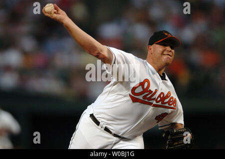 Die Baltimore Orioles Sidney Ponson Plätze im vierten Inning gegen die Colorado Rockies am 18. Juni 2005 an Orioles Park at Camden Yards, Baltimore, MD. (UPI Foto/Mark Goldman) Stockfoto