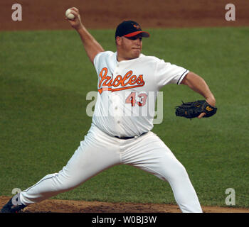 Sidney Ponson der Baltimore Orioles Plätze gegen die New York Yankees im dritten Inning am 28. Juni 2005 an Orioles Park at Camden Yards, Baltimore, MD. Die Orioles besiegten die Yankees 5-4 in 10 Innings auf einem Spaziergang off Home Run von Brian Roberts. (UPI Foto/Mark Goldman) Stockfoto