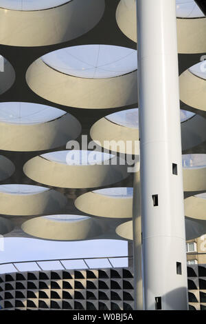 UTRECHT, NIEDERLANDE - 20. OKTOBER 2018: futuristische Dach des Einkaufszentrum Hoog Catharijne Stockfoto