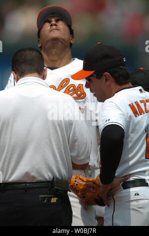 Die Baltimore Orioles in Baltimore Starter Daniel Cabrera (C) reagiert auf Schmerz und hatte das Spiel im zweiten Inning zu lassen, nachdem Sie auf der Rückseite seines Pitching Hand durch eine Linie, die von der Chicago White Sox Joe Crede Juli 20,2005 an Orioles Park at Camden Yards, Baltimore, MD, getroffen zu werden. . Röntgenstrahlen auf der rechten Seite - hander negativ waren, und die Verletzung war bestimmt ein blauer Fleck zu sein. Die White Sox besiegten die Orioles 9-6. (UPI Foto/Mark Goldman) Stockfoto