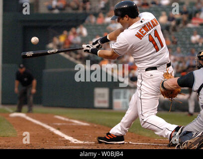 Die Baltimore Orioles David Newhan Hits ein RBI im zweiten Inning fahren in Javy Lopez gegen die Tampa Bay Devil Rays am 11. August 2005. Die Orioles besiegt die Teufelsrochen 4-2 an der Orioles Park at Camden Yards, Baltimore, MD. (UPI Foto/Mark Goldman) Stockfoto