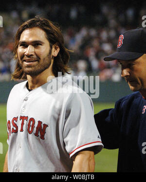 Die Boston Red Sox Johnny Damon (L) erhält einen Klaps auf den Rücken von Manager Terry Francona kommt das Feld nach den Red Sox besiegten die Baltimore Orioles 4-3 am 24. September 2005 Bei der Orioles Park at Camden Yards, Baltimore, MD. (UPI Foto/Mark Goldman) Stockfoto