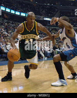 Ray Allen (34) Der Seattle SuperSonics geht an den Korb in der ersten Viertel gegen Washington Wizards Antonio Daniels (6) Am 11. November 2005 Im MCI Center in Washington, D.C die Zauberer besiegt die Sonics 137-96. (UPI Foto/Mark Goldman) Stockfoto