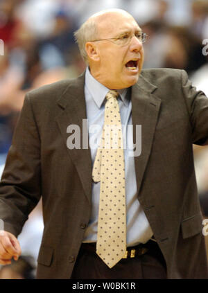 Head Coach Bob Weiss der Seattle SuperSonics ist für ein technisches Foul im zweiten Viertel gegen Washington Wizards am 11 November, 2005 Im MCI Center in Washington, D.C die Zauberer besiegt die Sonics 137-96. (UPI Foto/Mark Goldman) Stockfoto