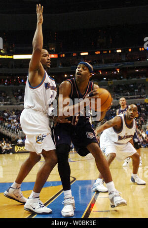 Vince Carter (15) Der New Jersey Nets Drives zum Korb gegen Jarvis Hayes (24) von den Washington Wizards im zweiten Quartal am 13. Dezember 2005 Im MCI Center in Washington, D.C. Die Zauberer die Netze 94-74 besiegt. (UPI Foto/Mark Goldman) Stockfoto