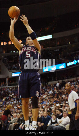 Jason Kidd von den New Jersey Nets Kerben zwei seiner 12 Punkte gegen die Washington Wizards im zweiten Quartal am 13. Dezember 2005 Im MCI Center in Washington, D.C. Die Zauberer die Netze 94-74 besiegt. (UPI Foto/Mark Goldman) Stockfoto