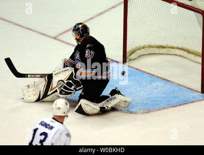 Die Washington Capitals goalie Olie Kolzig (37) blickt zurück wie Mats Sundin (13) von den Toronto Maple Leafs Kerben in der ersten Periode am 3. Februar 2006 in einem Spiel am MCI Center in Washington, D.C. (UPI Foto/Mark Goldman) Stockfoto