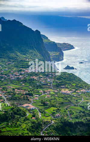 Schöne Landschaft der Insel Madeira - Blick auf den kleinen Ort Arco de Sao Jorge in der Nähe von Boaventura auf der Nordseite der Insel Madeira, Portugal Stockfoto