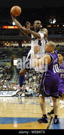 Antawn Jamison (4) der Washington Wizards über Mike Bibby (10) von den Sacramento Kings am 5. März 2006 in der ersten Hälfte im Verizon Center in Washington, D.C. Die Zauberer die Könige 117-107 besiegt. (UPI Foto/Mark Goldman) Stockfoto