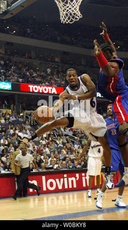 Antonio Daniels (6) der Washington Wizards Pässe rund um Ben Wallace (3) der Detroit Pistons am 11. März 2006 in der ersten Hälfte im Verizon Center in Washington, D.C. Die Zauberer besiegt die Kolben 110-92. (UPI Foto/Mark Goldman) Stockfoto