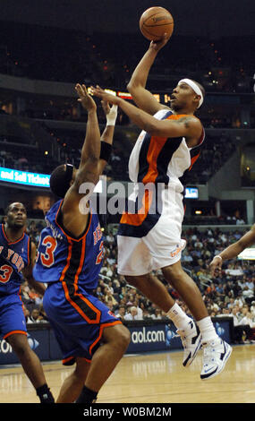 Caron Butler (3) der Washington Wizards Kerben zwei seiner Mannschaft hoch 18 Punkte gegen Quentin Richardson (23) der New York Knicks am 4. April 2006, in der ersten Hälfte im Verizon Center in Washington, D.C. Die Zauberer besiegt die Knicks 105-90. (UPI Foto/Mark Goldman) Stockfoto