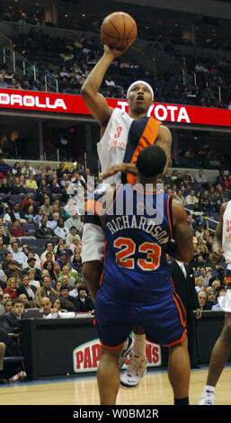 Caron Butler (3) der Washington Wizards Kerben fouls Quentin Richardson (23) der New York Knicks am 4. April 2006, in der ersten Hälfte im Verizon Center in Washington, D.C. Die Zauberer besiegt die Knicks 105-90. (UPI Foto/Mark Goldman) Stockfoto