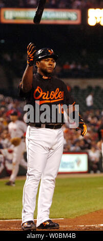 Die Baltimore Orioles Miguel Tejada (10) wirft seinen Hieb nach dem Markanten im ersten Inning gegen die Boston Red Sox Matt Clement am 7. April 2006 bei der Orioles Park at Camden Yards, Baltimore, MD. (UPI Foto/Mark Goldman) Stockfoto