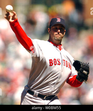 Die Boston Red Sox Tim Wakefield Plätze im zweiten Inning gegen die Baltimore Orioles am 9. April 2006 an der Orioles Park at Camden Yards, Baltimore, MD. Wakefield schlug heraus 4 und gab auf einer erworben wie die Red Sox fegte die Orioles mit 4-1 gewinnen. (UPI Foto/Mark Goldman) Stockfoto