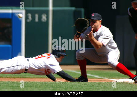 Die Baltimore Orioles David Newhan (11) taucht Zurück zur ersten Base im ersten Inning als J.T. Schnee (84) der Boston Red Sox erwartet die werfen am 9. April 2006 an der Orioles Park at Camden Yards, Baltimore, MD. Die Red Sox fegte die Orioles mit 4-1 gewinnen. (UPI Foto/Mark Goldman) Stockfoto