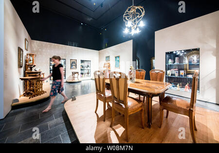 Wiesbaden, Deutschland. 27 Juni, 2019. Ein museum Mitarbeiter Wanderungen durch eine Jugendstil Zimmer in der Ausstellung. Das Hessische Landesmuseum für Kunst und Natur erhält den Art Nouveau Sammlung von F.W. Neess als Geschenk. Wie das Museum mitteilte, ist die Spende hat einen Wert von über 40 Millionen Euro und umfasst insgesamt rund 700 Exponate aus der 500 auf der Anzeige. Credit: Andreas Arnold/dpa/Alamy leben Nachrichten Stockfoto