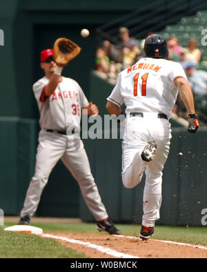 Die Baltimore Orioles David Newhan (11) ist zunächst auf einen fallengelassenen dritten Streik im zweiten Inning durch Casey Kotchman (35) der Los Angeles Engel am 16. April 2006 an der Orioles Park at Camden Yards, Baltimore, MD, geworfen. (UPI Foto/Mark Goldman) Stockfoto